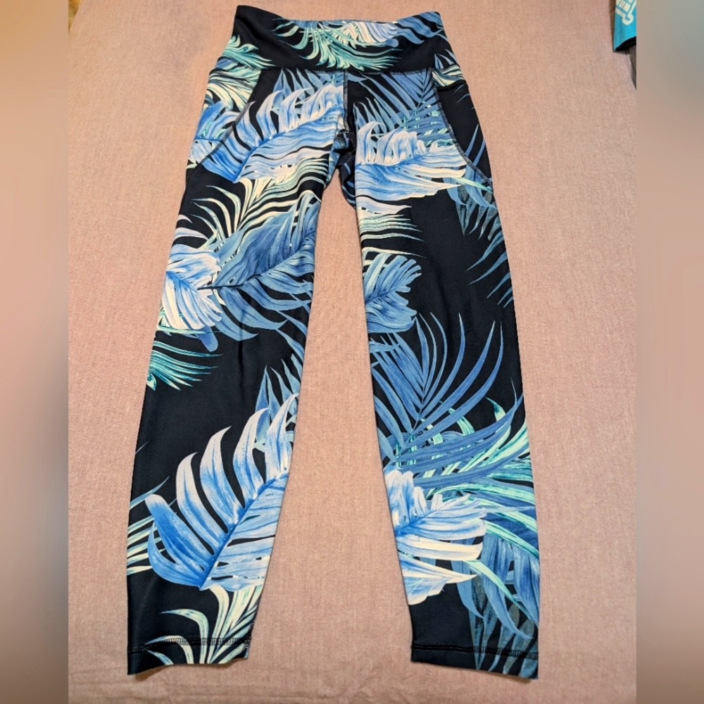 Old Navy Active Elevate Go Dry Tropical Leaf Leggings MD